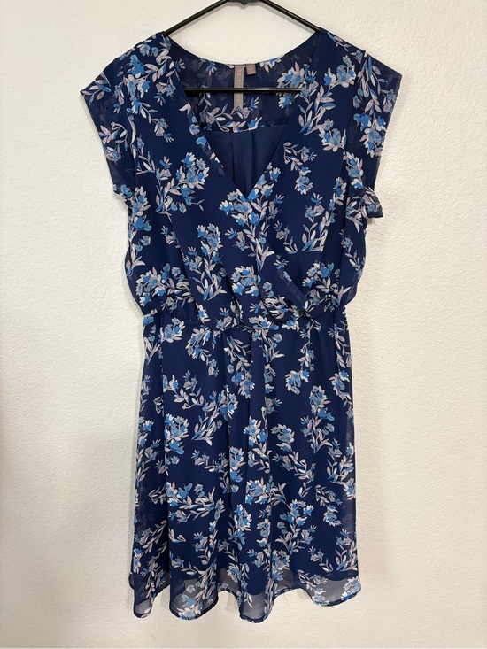 Brina & Em Dresses & Skirts - Brina & Em V Neck Navy Blue Floral Dress – Size Large